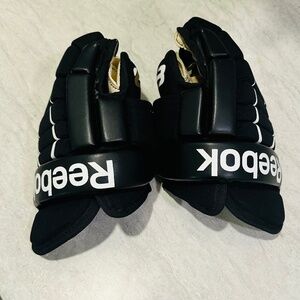 Reebok Hockey Gloves Youth Size 10 inch | Protective Equipment Hockey